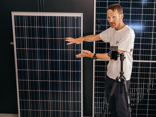 Ingo Klute steht vor einem PV-Modul. 