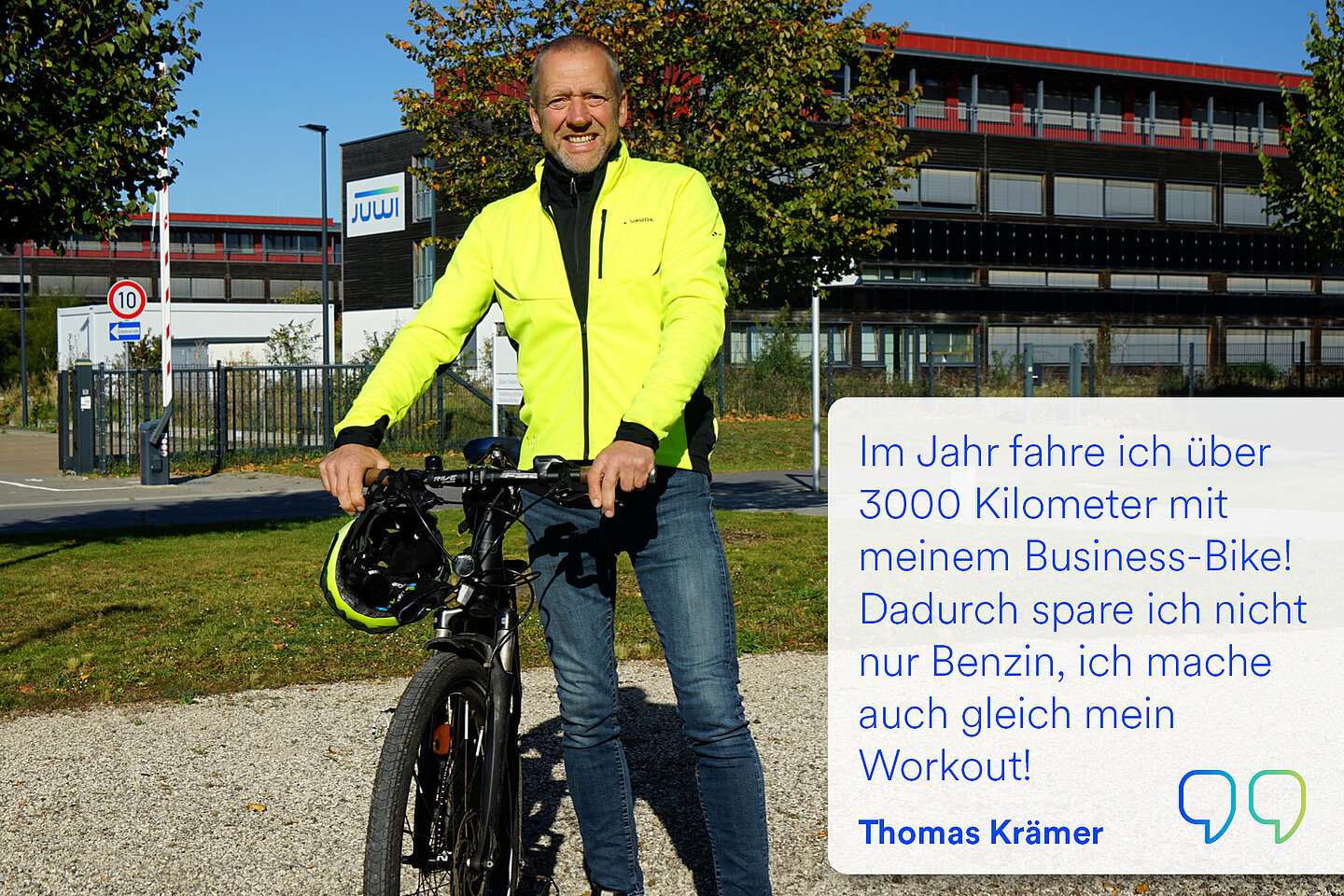 Thomas Krämer in Neonfarbener Jacke schiebt sein Business-Bike. 