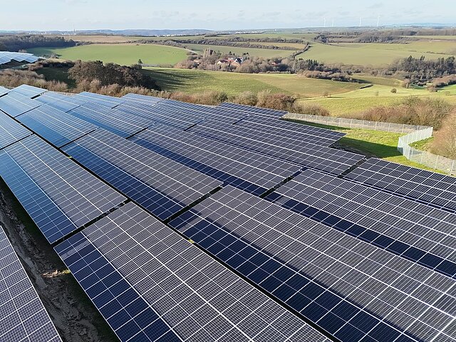 Solarpark Truppacherhof mit der Sicht auf die umliegenden Felder.