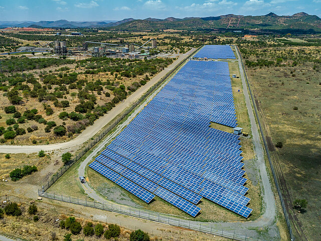 The Rustmo1 PV plant, with mountains stretching in the background.
