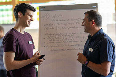 Daniel Fromme steht an einem Flipchart.