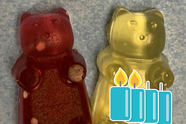 Zwei Gummibärchen (rot und gelb).