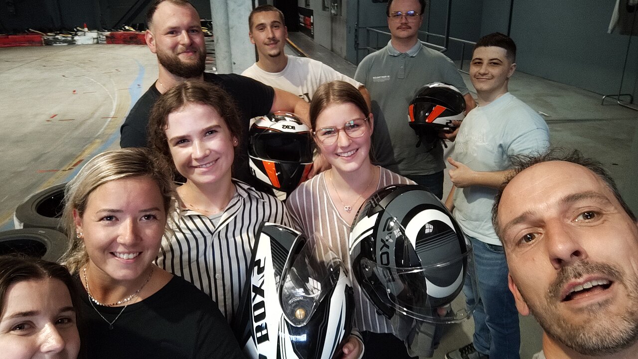 Die Aszubildenden bei Kart fahren.
