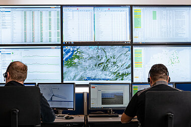 Die Leitwarte: Auf mehreren großen Bildschirmen werden die Daten der Wind- und Solarparks in Echtzeit überwacht.