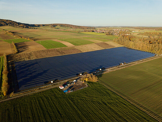 Der Solarpark Röckingen aus der Luft. Der Solarpark schmiegt isch in die Landschaft.