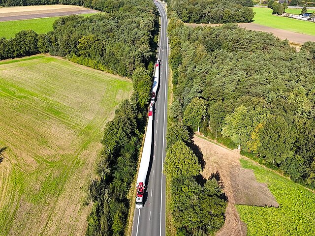 Die Rotorblätter werden für die Errichtung einer Windenergieanlage transportiert.