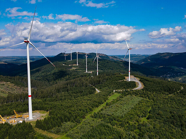 Wie an einer Schnur augereiht stehen die Windenergienalgena in Olsberg mitten in forstwirtschaftlich genutzten Flächen.