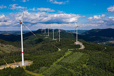 Wie an einer Schnur augereiht stehen die Windenergienalgena in Olsberg mitten in forstwirtschaftlich genutzten Flächen. 