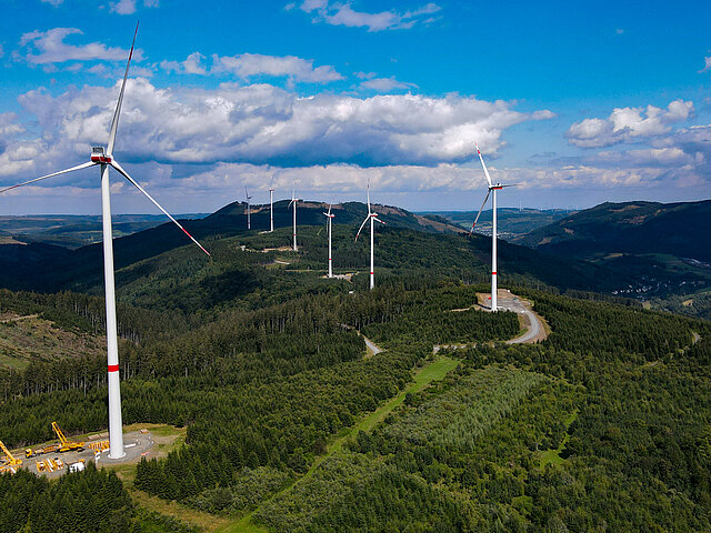 Wie an einer Schnur augereiht stehen die Windenergienalgena in Olsberg mitten in forstwirtschaftlich genutzten Flächen.