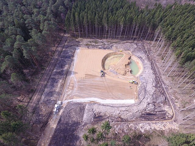 Zu sehen ist die Baugrube und den Fundament-Aushub einer Windenergie-Anlage. Die Baustelle wird scheint 