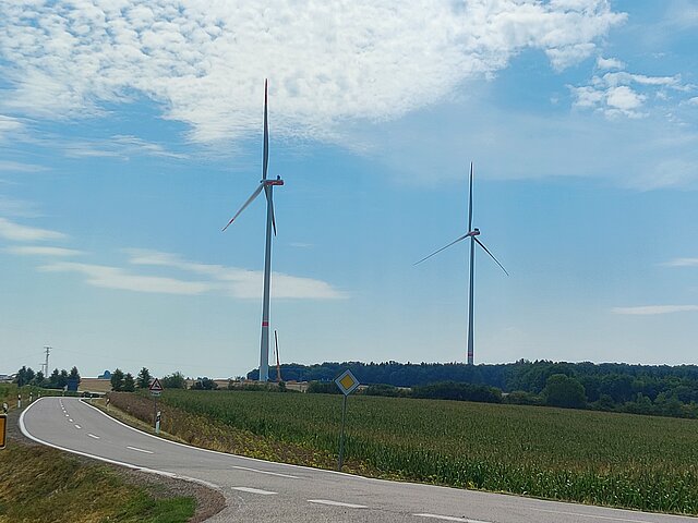 Zwei Windräder des Windpark Kröppen ragen in die Höhe