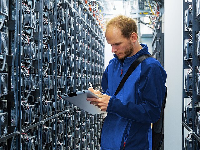 Regelmäßige Wartung eines Batteriespeicher-System durch einen Servicetechnikers