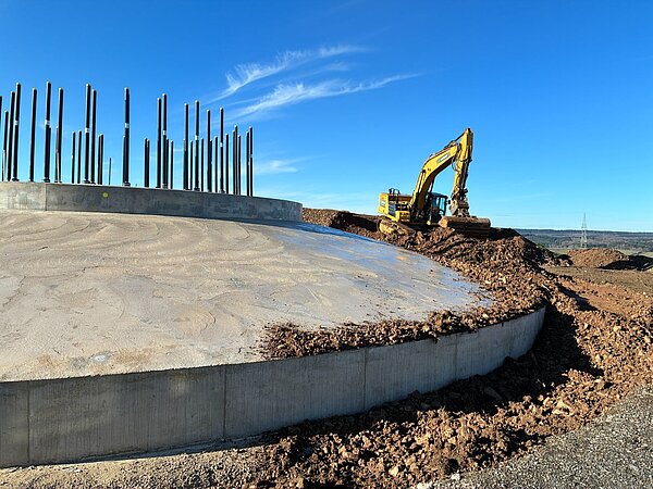 Das Fundament einer Windenergielage inklusive Bagger.