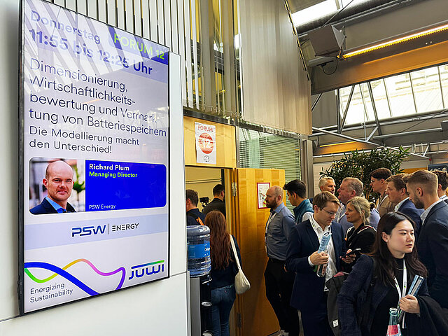 Display mit Forum-Programm mit vielen Besuchern