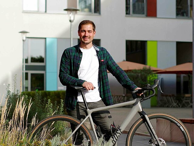 Lukas Koch vor der JUWI-Niederlassung in Hannover mit seinem neuen Business-Bike.
