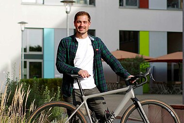 Lukas Koch vor der JUWI-Niederlassung in Hannover mit seinem neuen Business-Bike.