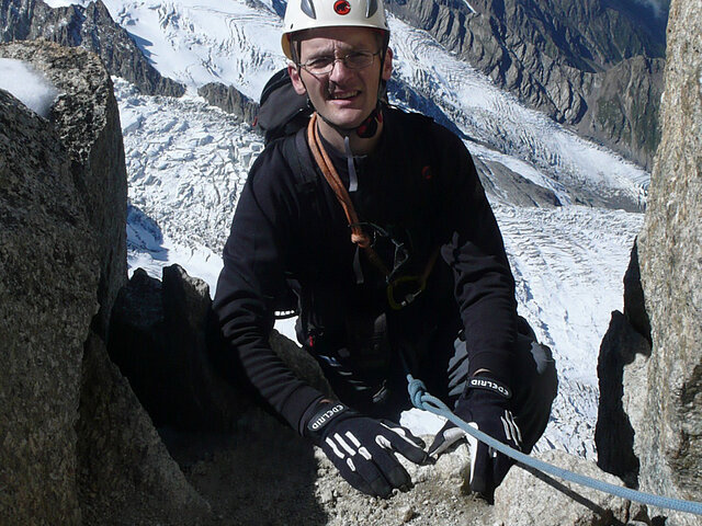 Ingo Klute beim klettern in den Bergen. 