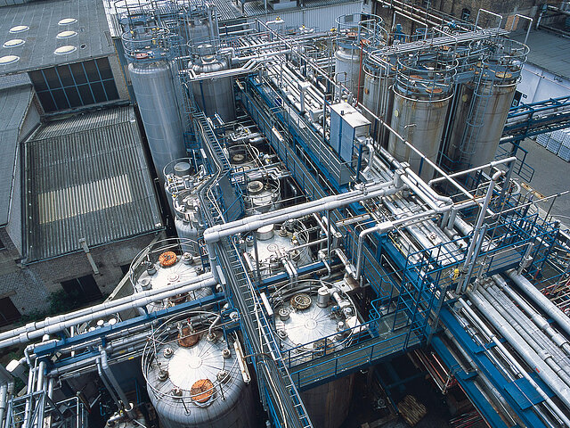 Zu sehen ist eine Produktionsanlage für Wasserstoff in Nahaufnahme. Beeindruckend ist die Vielzahl an Rohren und Silos.