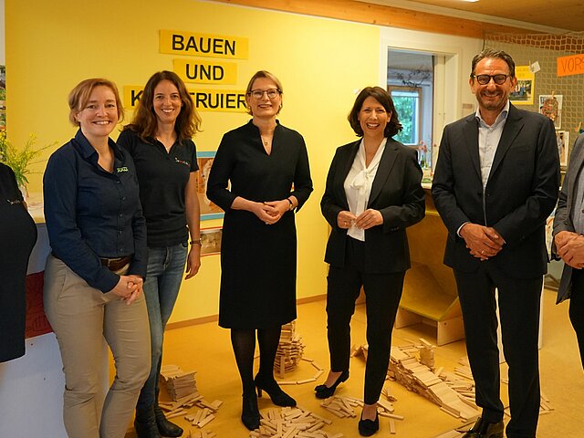 Bildungsministerin Stefanie Hubig und Wirtschaftsministerin Daniela Schmitt beim besuch der Kindertagesstätte Juwelchen.