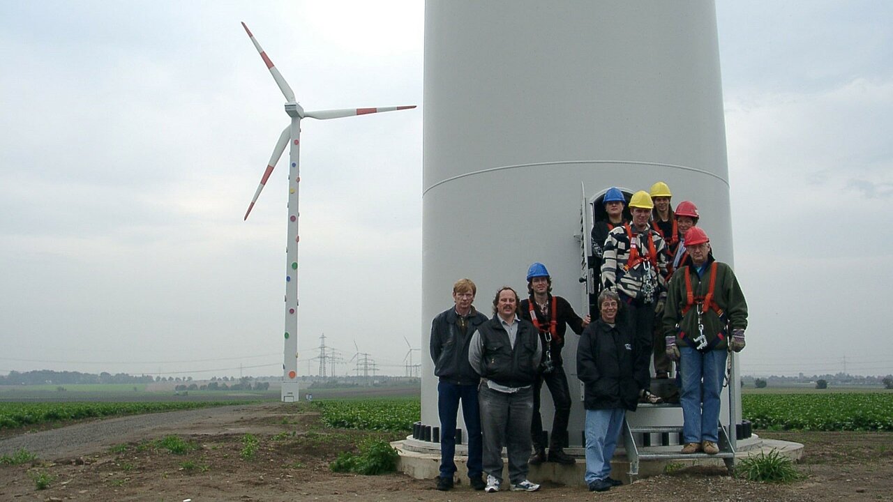 Eine Gruppe von Menschen posiert vor der "Smarties Mühle".
