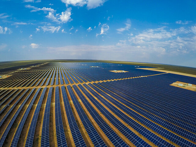 Ein großer Solarpark erstreckt isch fast bis an den Horizont