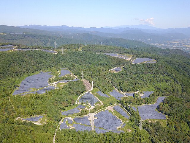 Der Solarpark Azuma Kofuji aus der Vogelperspektive: Die Module der Anlage zeichnen sich markant von den Bäumen der Umgebung ab. 