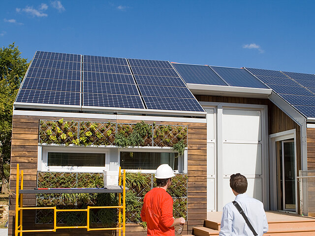 Eine frisch installierte Solaranlage. Das Gerüst wird gerade abgebaut