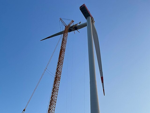 Montage der Rotorblätter an einer Windenergieanlage.