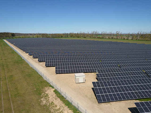 Der Solarpark Metzdorf scheint in der Sonne.