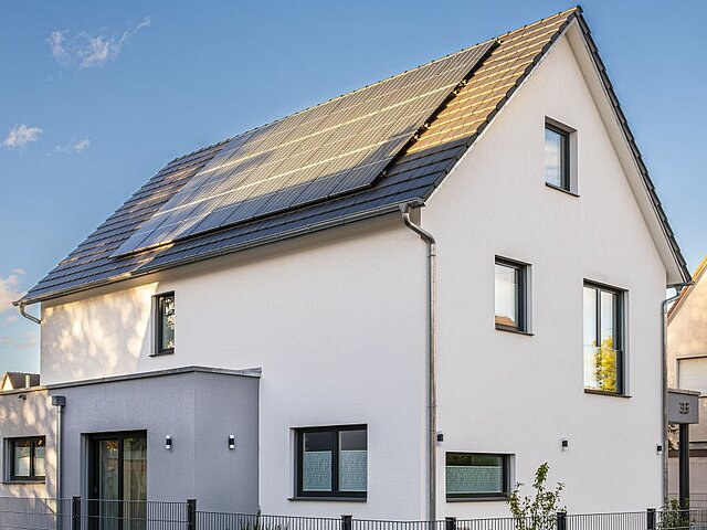 Eine private Solaranlage auf einem Hausdach.
