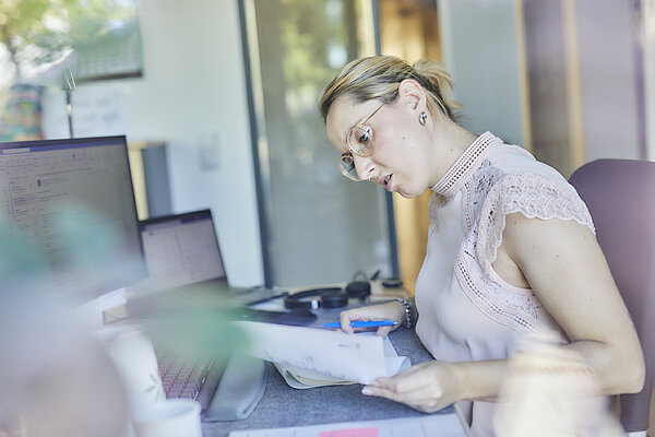 Eine Gruppe von Mitarbeitenden tauscht sich bei einem Kaffee aus. 