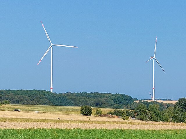 Eine Windenergie-Anlage auf einem Acker.