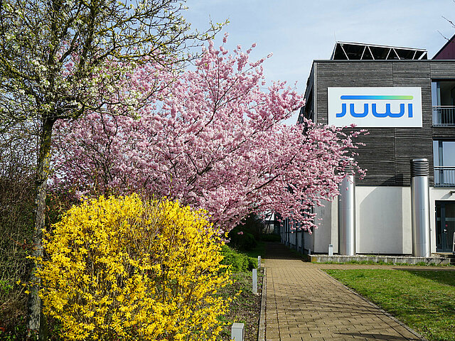 Blühende Sträucher stehen direkt neben dem JUWI HQ in Wörrstadt.