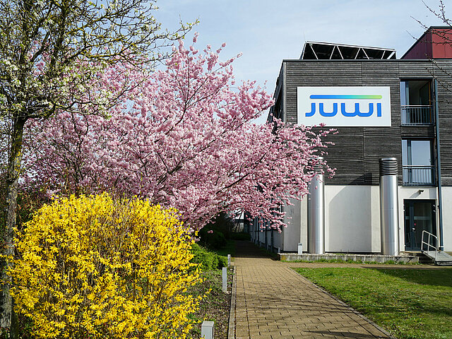 Blühende Sträucher stehen direkt neben dem JUWI HQ in Wörrstadt.