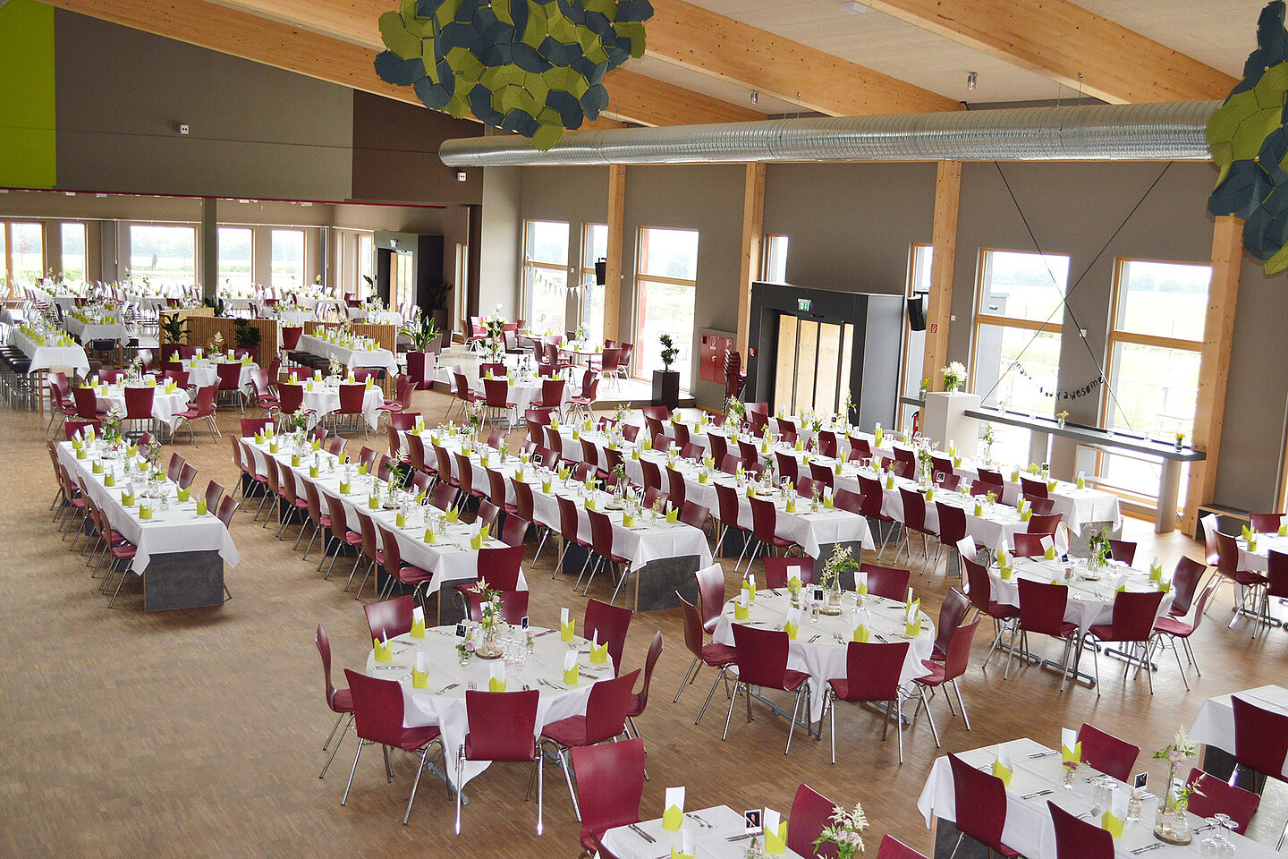 Eingedeckte Tisch laden für große Veranstaltungen ein.