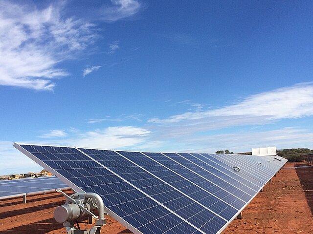 Solarmodule stehen im australischen Outback und produzieren Strom für die Mine.