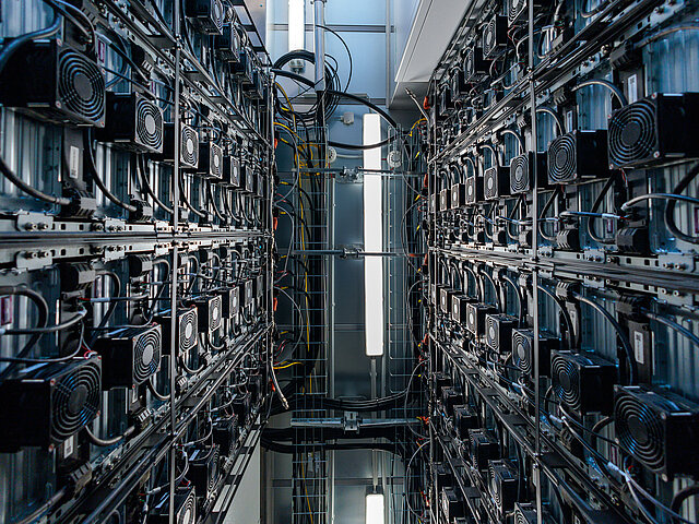 Zu sehen sind die verschiedenen Racks mit den Batteriemodulen. Kennzeichnend dafür sind die fühlen kleinen Lüfter auf beiden Seiten der Anlage, die für ausreichend Luftzirkulation sorgen.