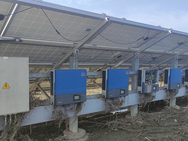 Solaranlage mit Überschwemmungsschäden und angeschwemmten Trümmern.