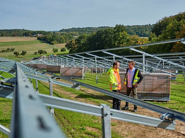Zwei Personen auf der Baustelle des Solarpark Seckach.