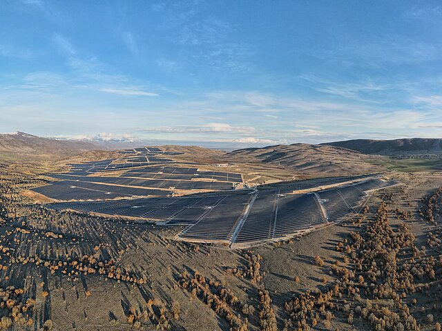 Der Solarpark Kozani ersteckt sich über einen ganzen Höhenzug und scheint in der Sonne. 