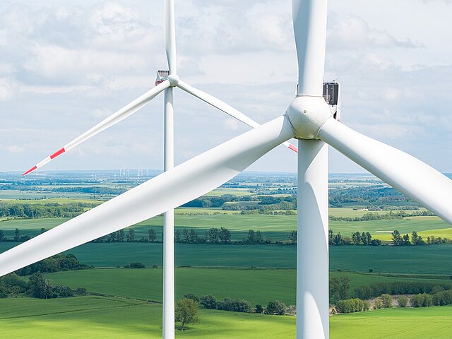 Frontansicht auf eine Windenergie-Anlage