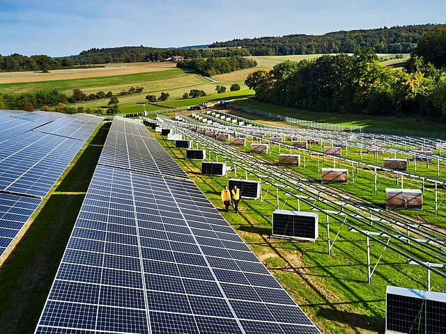 Baustelle des Solarpark Seckach bei Sonnenschein.