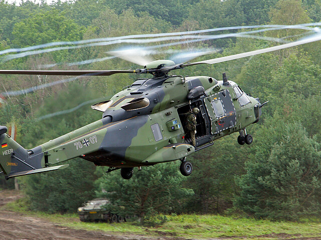 Ein Helikopter der Bundeswehr hebt ab. 