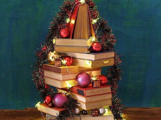 Ein Stapel Bücher in Form eines Weihnachtsbaums.