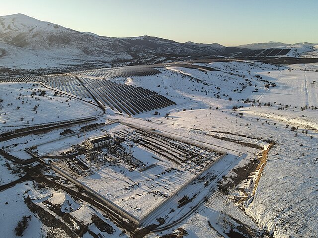 Der Solarpark im Winter: Die Landschaft ist schneebedeckt. 