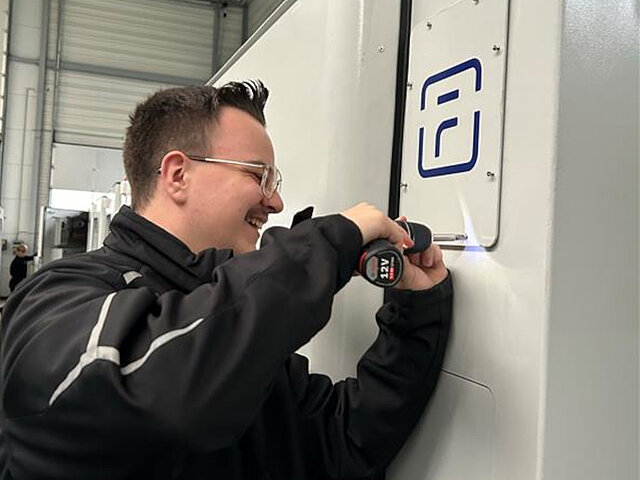 Ein Auszubildender arbeitet an einer Windenergie-Anlage
