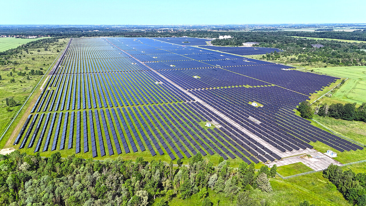Drohnenfoto von einem großen Freiflächensolarpark