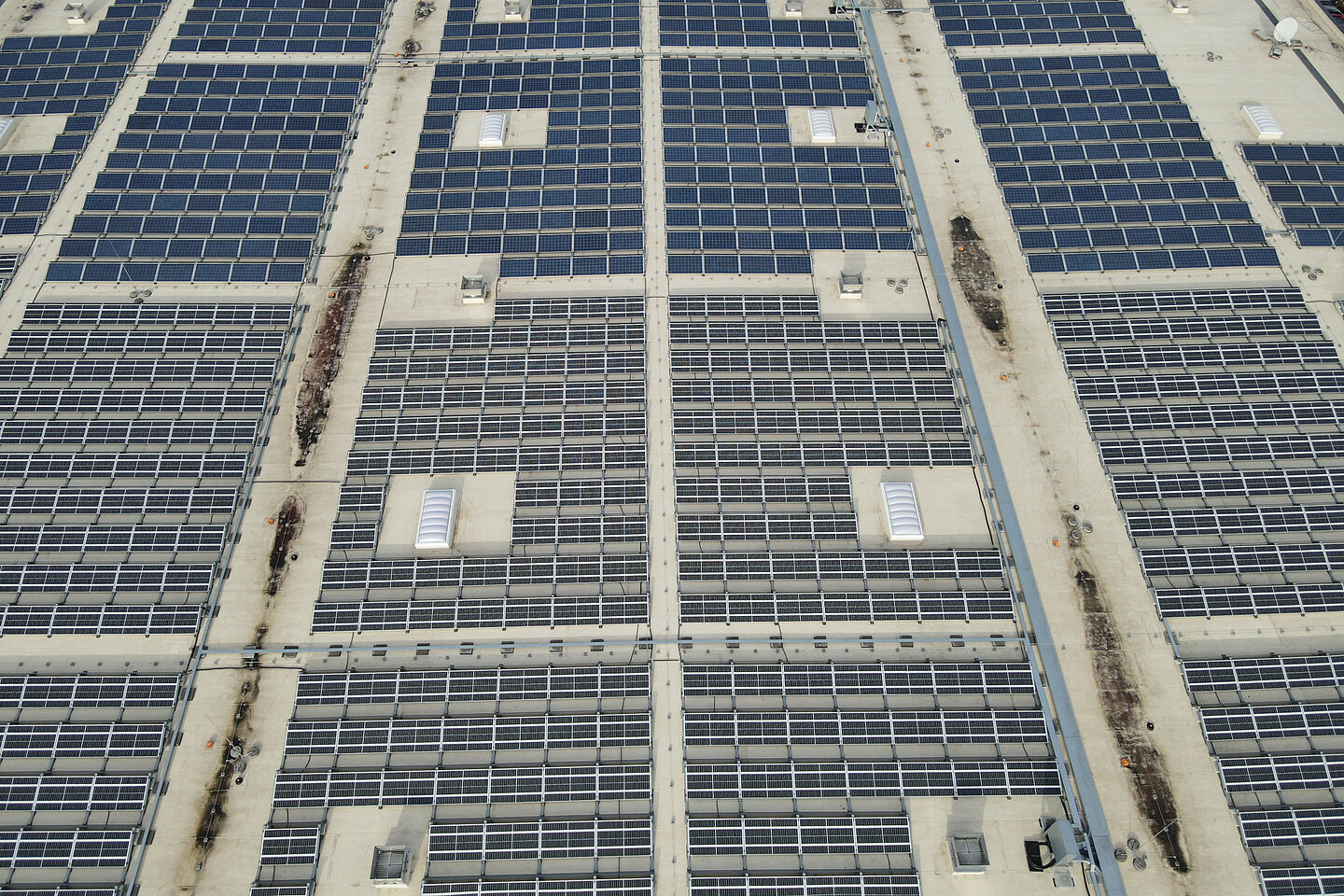 Drohnenflug über eine Solardachanlage
