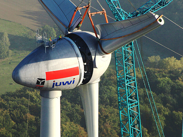 Die Montage der Gondel einer JUWI Windenergie-Anlage