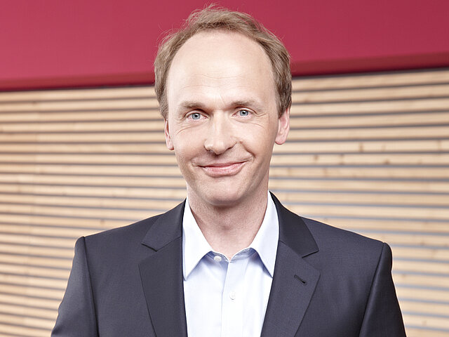 Michael Herr lächelt in die Kamera.